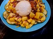 Una foto de mango con jamón serrano
