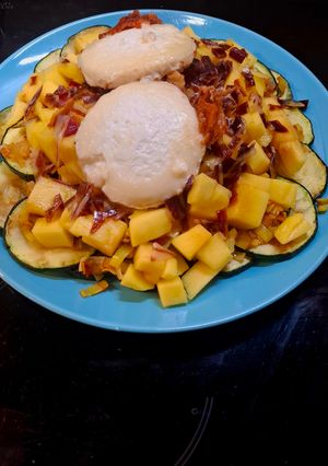 Una foto de Ensalada de calabacín, mango y queso de cabra