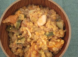 Una foto de Lentejas rojas con pollo y calabaza