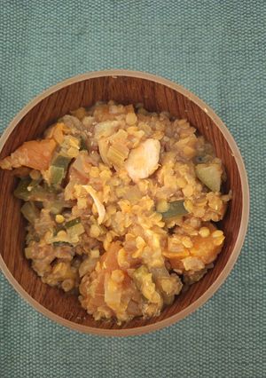 Una foto de Lentejas rojas con pollo y calabaza