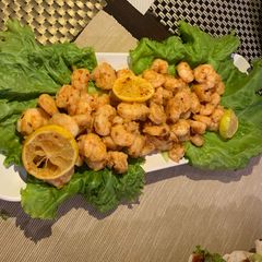 A picture of Buttery Shrimps with a twist of Lemon.