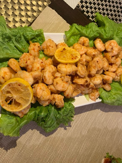 A picture of Buttery Shrimps with a twist of Lemon.