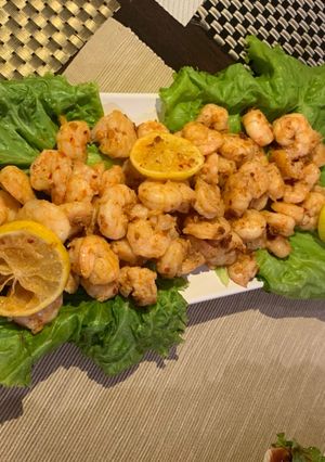 A picture of Buttery Shrimps with a twist of Lemon.
