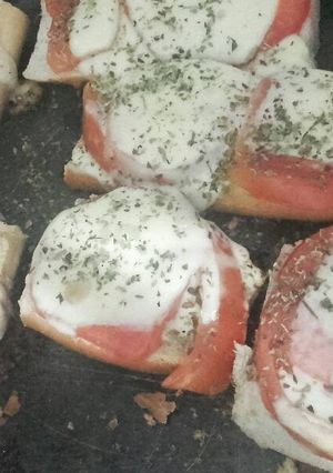 Una foto de "Tostadas" de queso y tomate!😍
