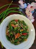 Oseng bunga bawang (belalo) ikan asin