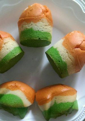 A picture of Tricolour vanilla cup cake.