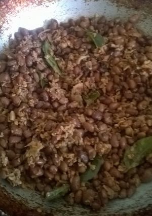 A picture of Unakkapayar thoran (brown beans).