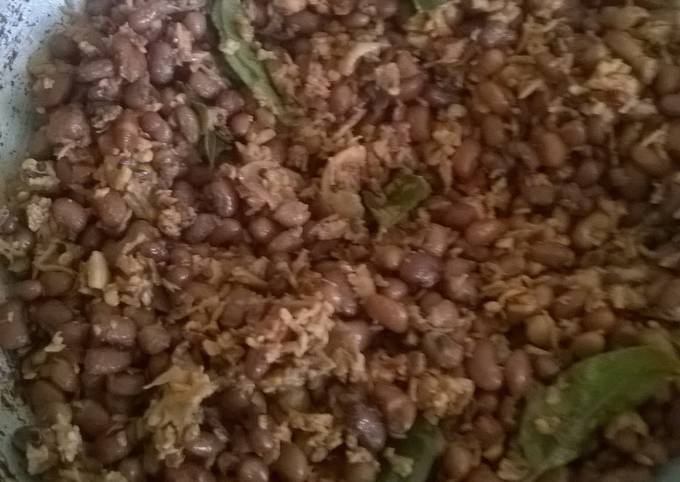 Recipe of Mario Batali Unakkapayar thoran (brown beans)