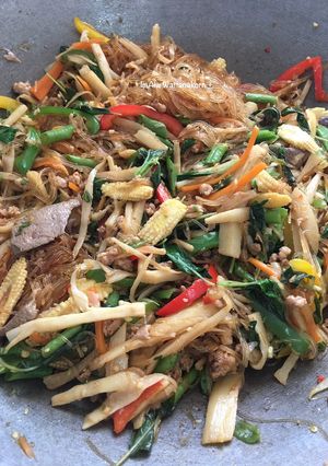 A picture of Drunken Noodles with Glass Noodles (Pad Kee Mao Woon Sen).