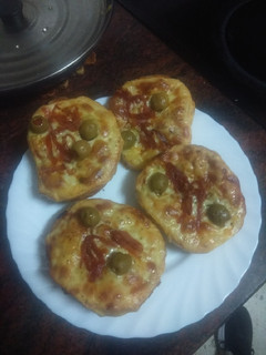 Una foto de Panecillos estilo pizza con toque de ajillo