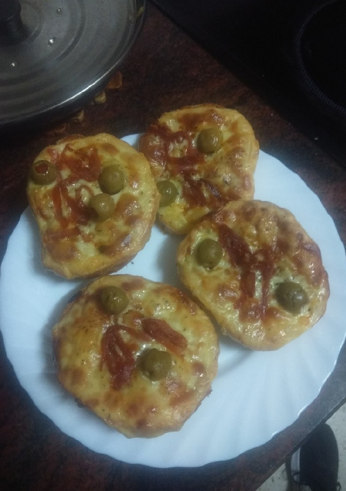 Una foto de Panecillos estilo pizza con toque de ajillo