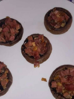 Una foto de Champiñones rellenos de jamón