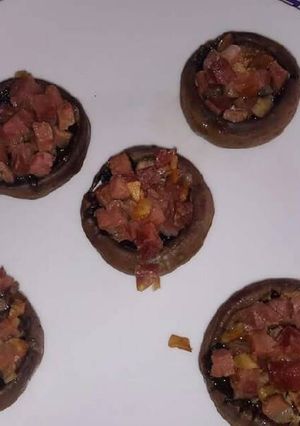Una foto de Champiñones rellenos de jamón