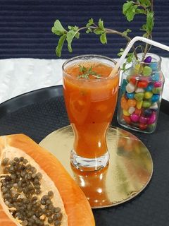 हनी मिंट पपया चिलर..(honey mint papaya chiller recipe in marathi) रेसिपी चे मुख्य फोटो