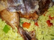 Una foto de patas de pollo con arroz