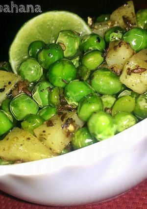 A picture of Aloo matar Ghugni.