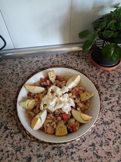 Una foto de Alubias de bote en ensalada con alcachofas y burrata