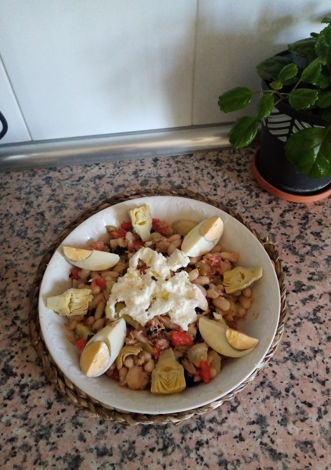 Una foto de Alubias de bote en ensalada con alcachofas y burrata
