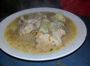 Una foto de puchero de pollo y sopa