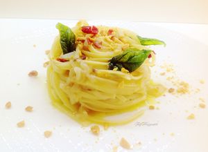 Foto di Bavette con salsa di alici, basilico fritto, e granella di arachidi tostati e grissini