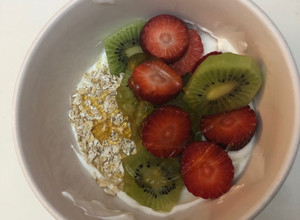 Φωτογραφία της συνταγής Yogurt bowl φράουλα-ακτινίδιο