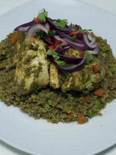 Una foto de Pollo peruano con quinoa