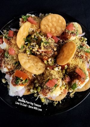 A picture of Moong Sprouts Dahi Papdi chaat.