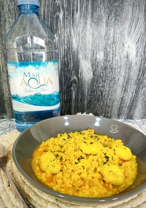 Una foto de Arroz meloso con huevas de sepia y migas de coliflor