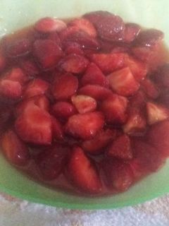 Una foto de Fresas en su jugo