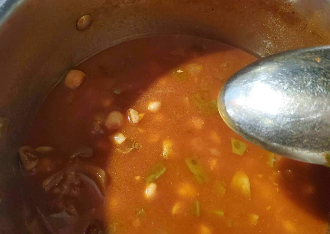 Sopa de garbanzo con nopales y hongos