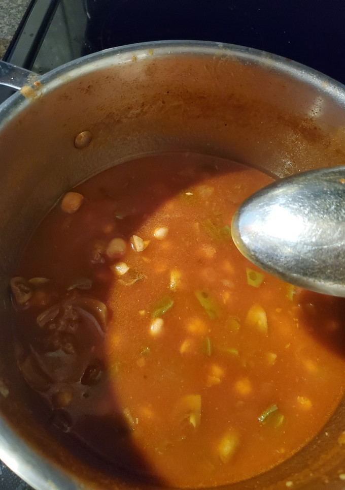Una foto de Sopa de garbanzo con nopales y hongos
