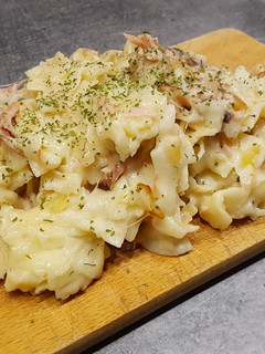 Füstölt sonkás-sajtos, fokhagymás-tejszínes durum tészta recept fotója