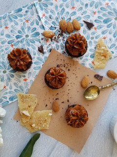 Una foto de Muffins de chocolate, almendras y dulce de leche