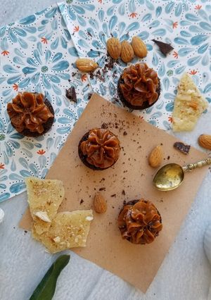 Una foto de Muffins de chocolate, almendras y dulce de leche