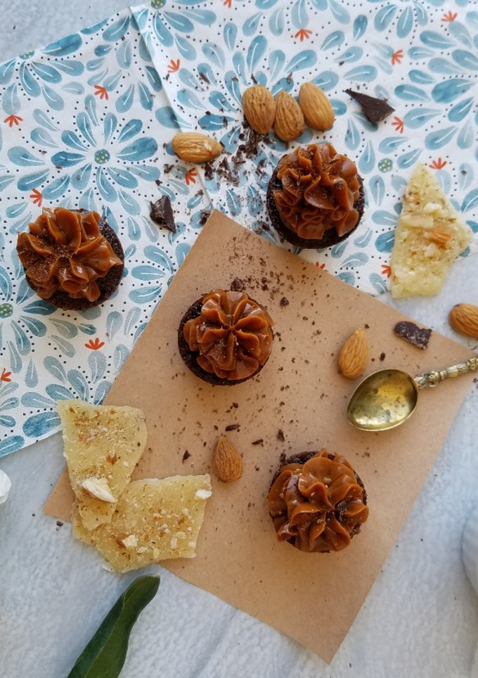 Una foto de Muffins de chocolate, almendras y dulce de leche