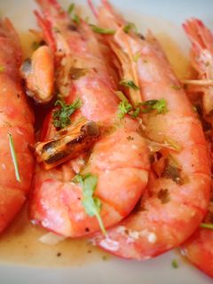 Una foto de Gambones con salsa y mejillones