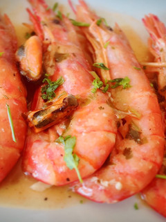 Una foto de Gambones con salsa y mejillones
