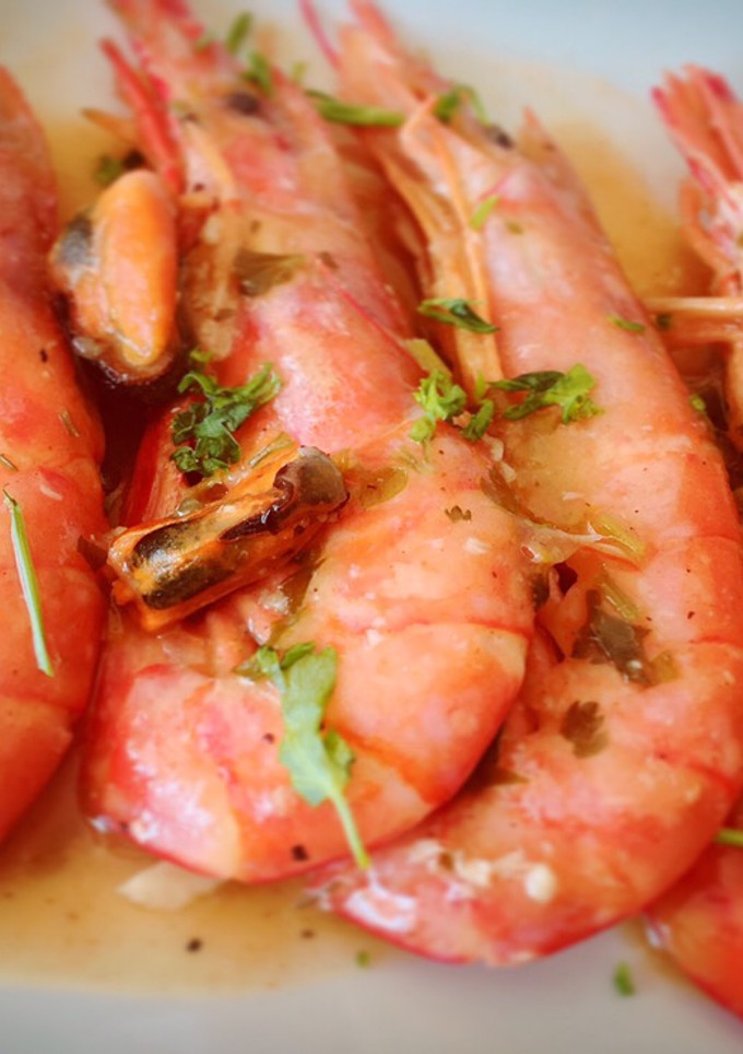 Una foto de Gambones con salsa y mejillones