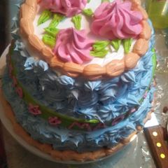 A picture of 3 tier drum cake.