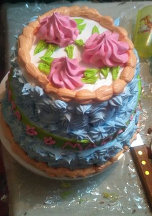 A picture of 3 tier drum cake.