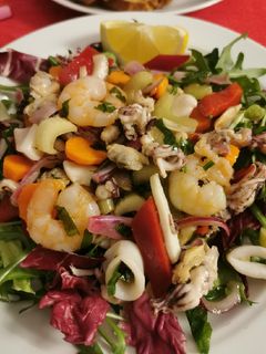 O poză a rețetei Salată de fructe de mare.