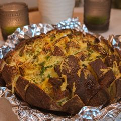 A picture of Cheesy Pull-Apart Bread.