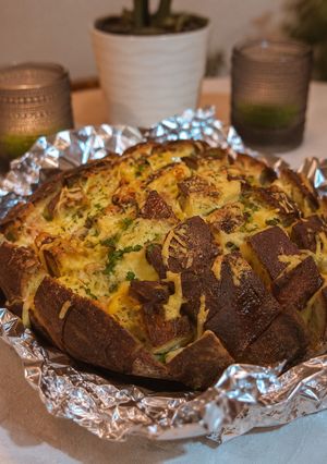 A picture of Cheesy Pull-Apart Bread.