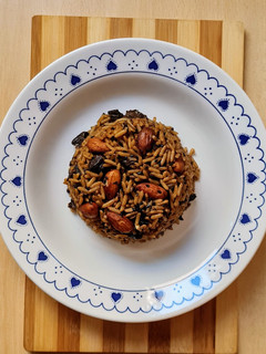 Una foto de Arroz parbolizado (vaporizado) especiado y con hongos de pino 🍄🌲 Plato de arroz vegano y completo
