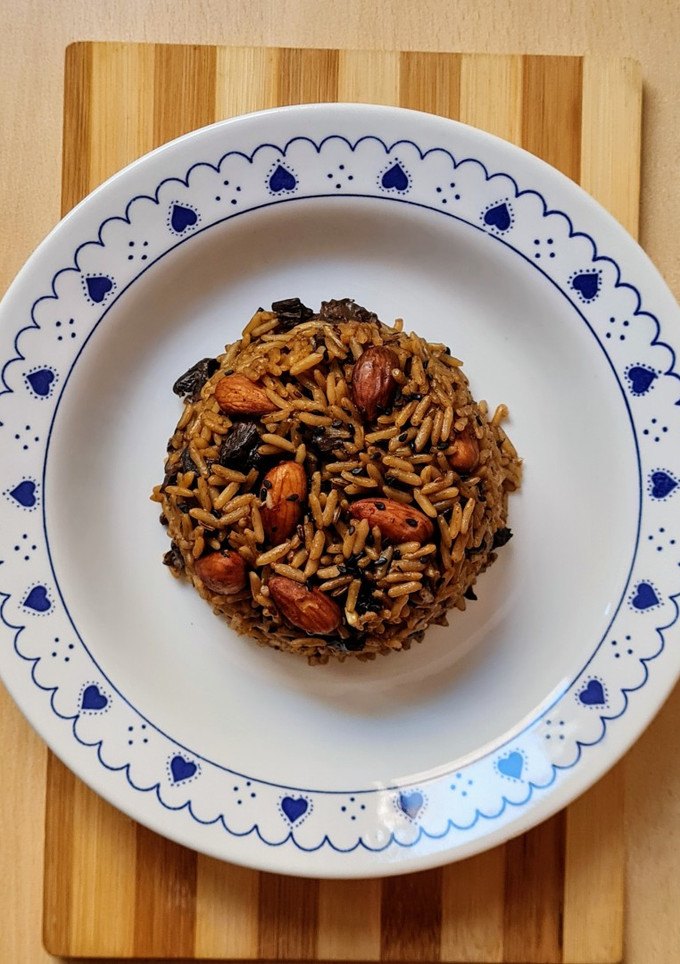 Una foto de Arroz parbolizado (vaporizado) especiado y con hongos de pino 🍄🌲 Plato de arroz vegano y completo