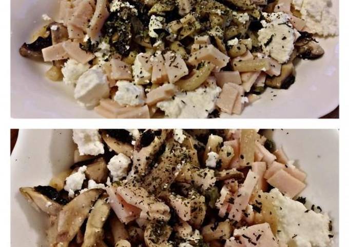 κύρια φωτογραφία συνταγής Μακαρονάκι με φρέσκια αναρή, γαλοπούλα και δυόσμο