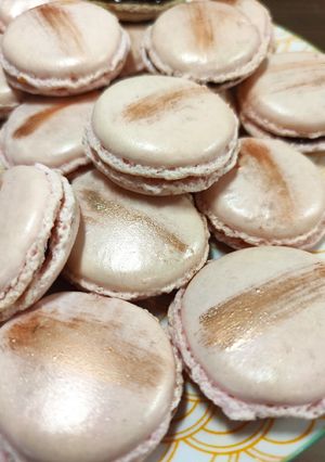 Une photo de Macarons dorés #dessert de #fevrier