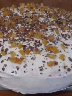 Una foto de Bizcocho de naranja con frosting de queso
