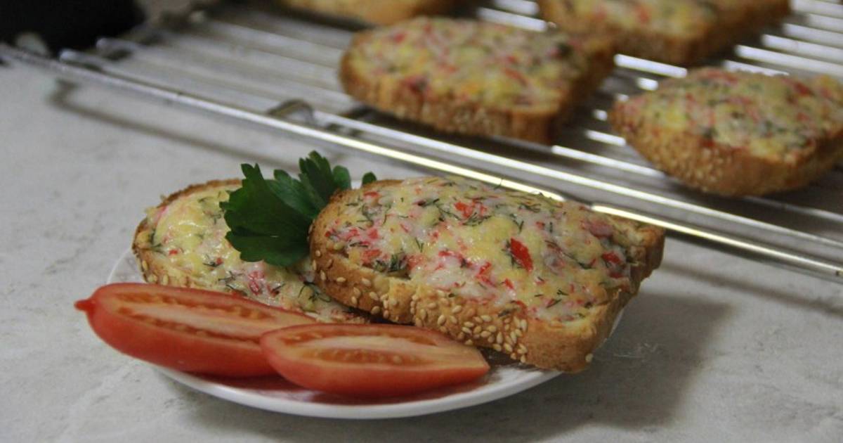 Горячие бутерброды. Бутерброды с крабовыми палочками. Горячие бутерброды в духовке. Самый вкусный горячий бутерброд в духовке. Горячие бутерброды в аэрогриле рецепты.