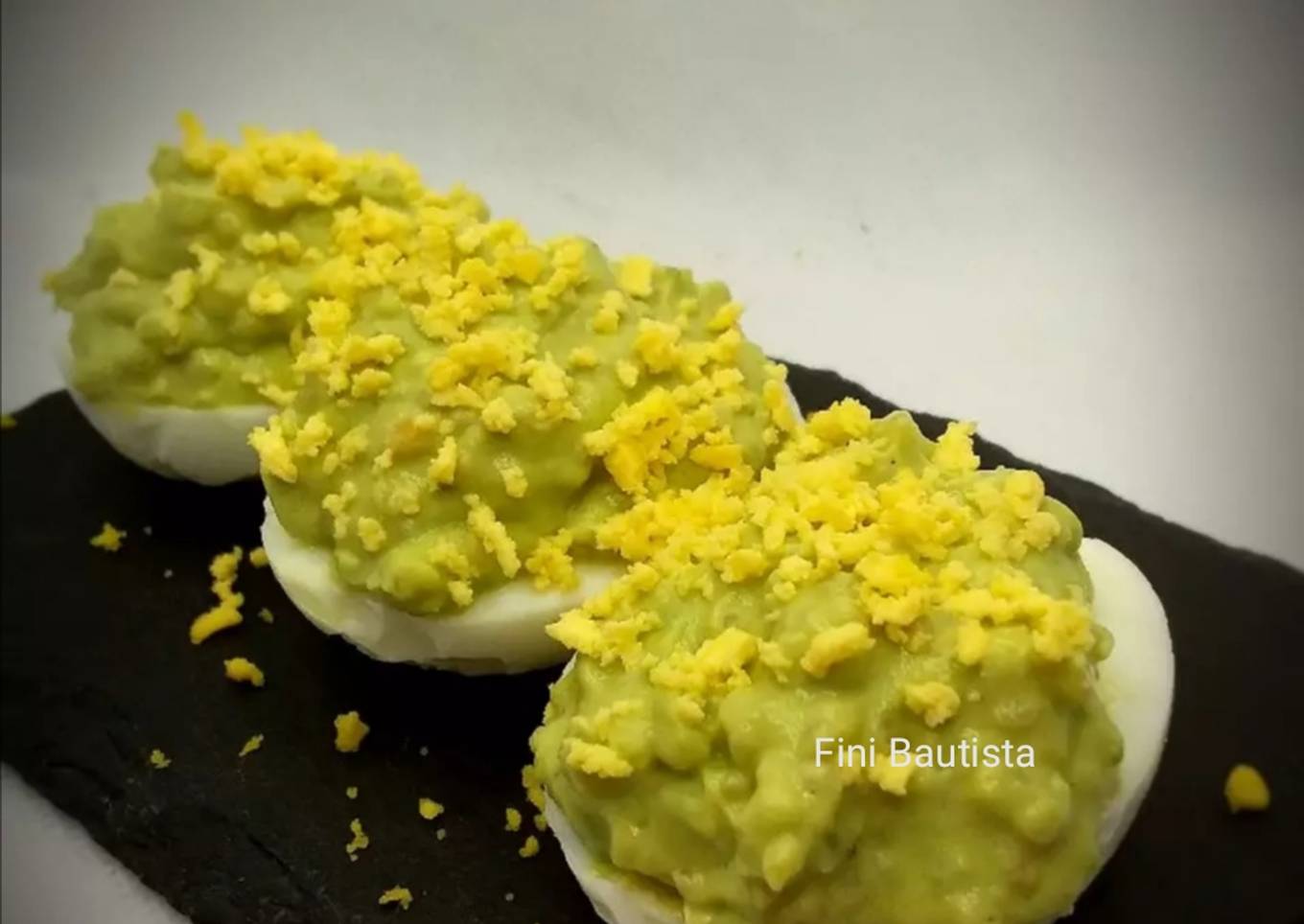 Huevos rellenos con quinoa y aguacate